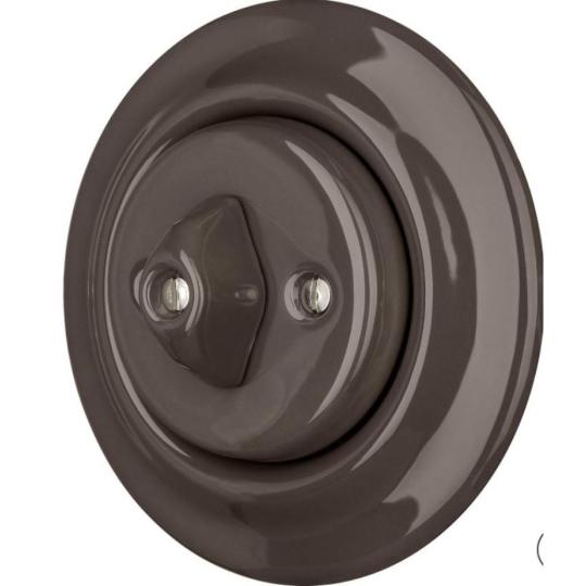 keramika retro hnedy vypinac zasuvka stary porcelan biely stodola sedliacky dom vidiecky design byt renovacia elektroinstalacne potreby lameridiana interierove zariadenie kuchyna.jpg